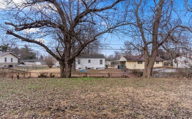 Building Photo - Freshly refreshed and move-in ready!