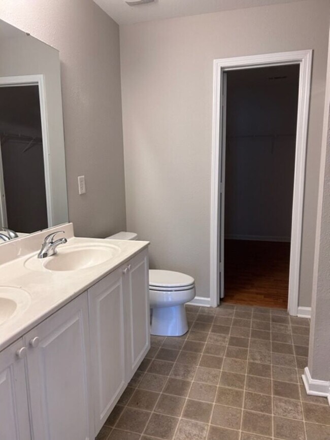 Building Photo - Stunning 4 Bedroom Home in Coulwood East Community
