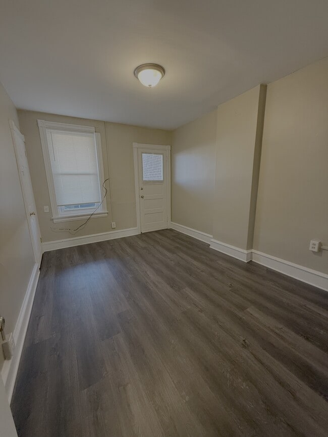 Building Photo - 1913 W 2nd St