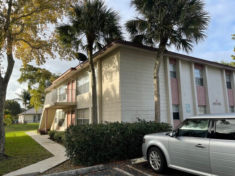 Building Photo - 10802 Royal Palm Blvd