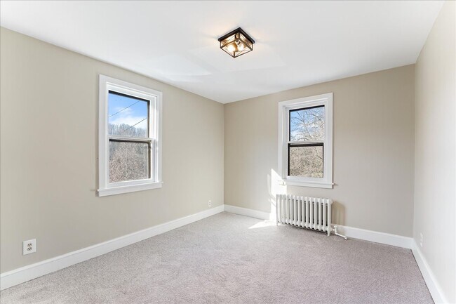 Building Photo - 825 Creek Rd