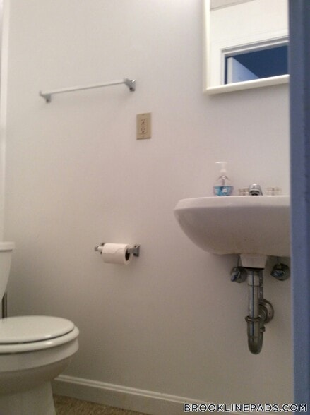 Building Photo - 1077 Beacon St