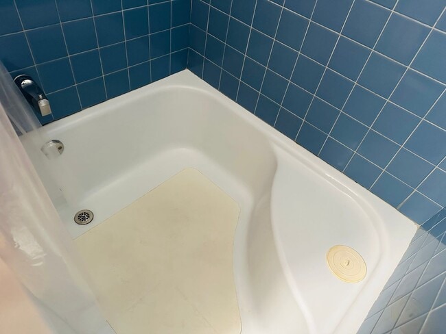 Building Photo - Furnished Studio Near Hospitals with Cable TV and Free Laundry