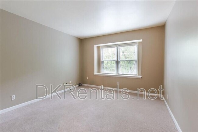 Building Photo - 82 Montre Square NW