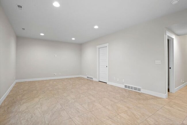 Building Photo - Spacious 3 Bed 3.5 Bath Townhome in Murray...