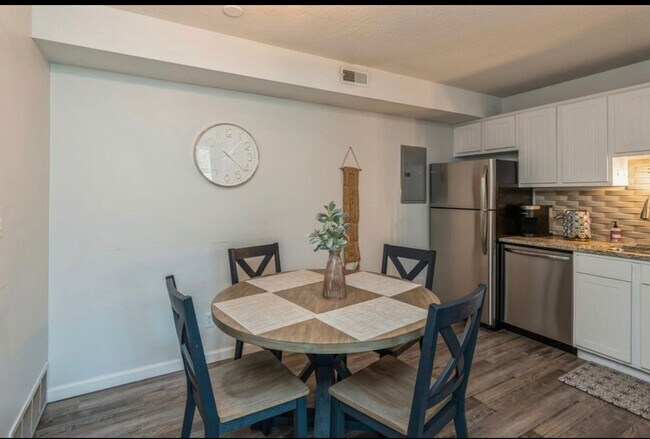 Building Photo - 1100 E 6th St