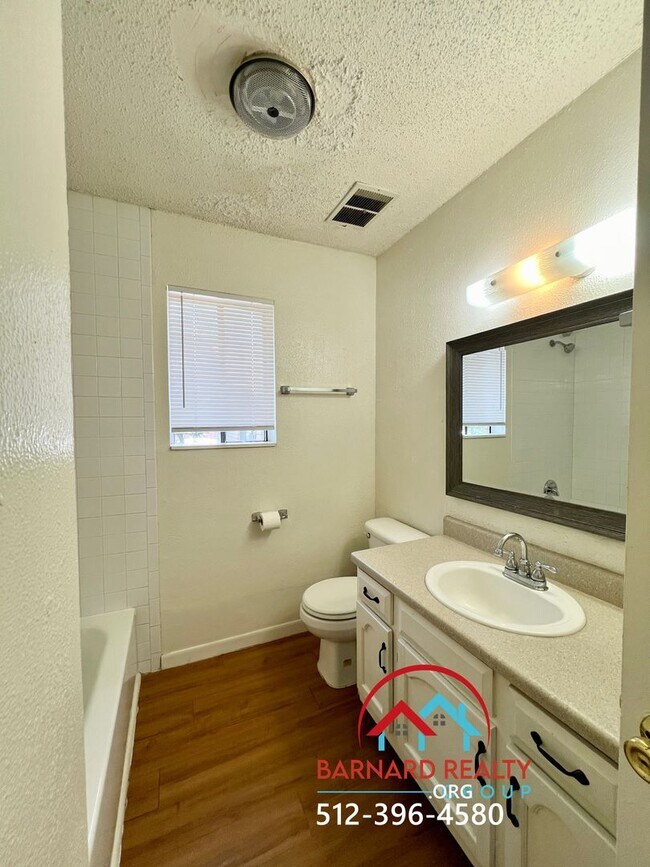 Building Photo - Available Now: 2 bed/1 bath duplex with fenced yard available now!