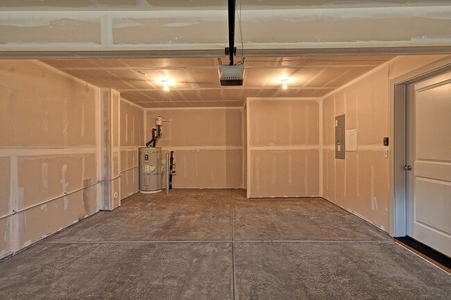 Building Photo - Available NOW! 4-Bedroom End-Unit Townhome Near Silver Lake
