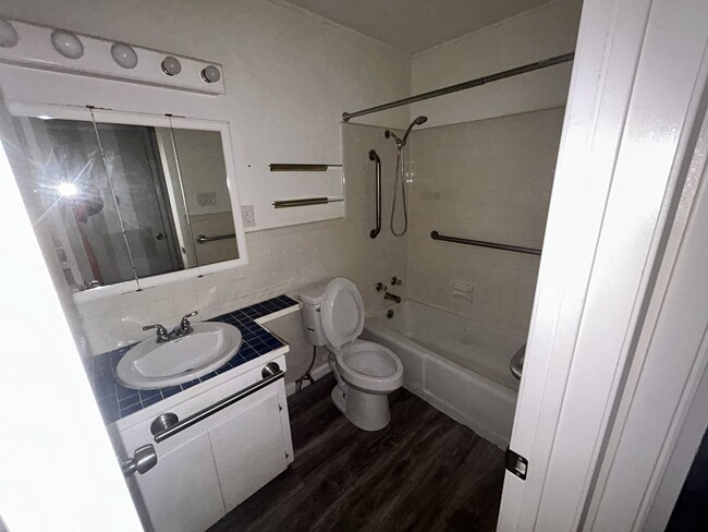 Building Photo - 1312 Leader