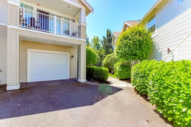 Building Photo - Low maintenance condo living in DuPont