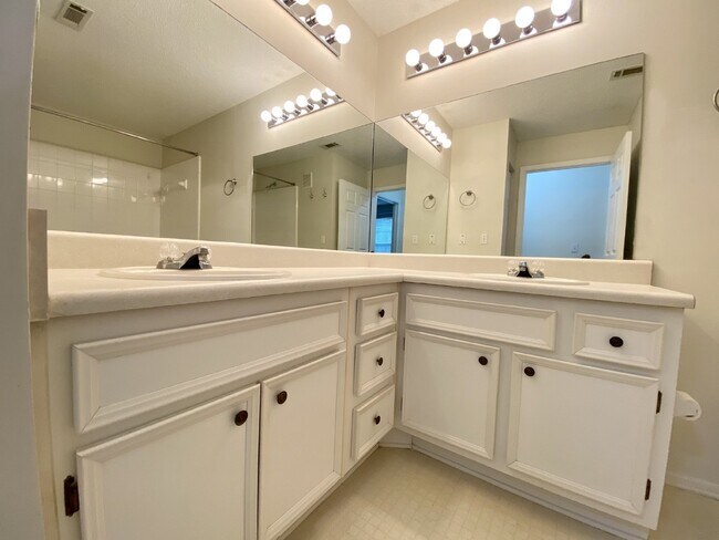 Building Photo - First Floor Living! One Bedroom Apartment in The Reserve at Woodbridge