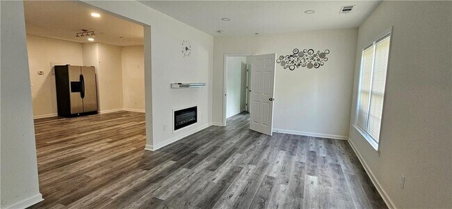 Building Photo - 647 Maple Grove Way