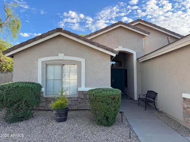 Building Photo - 613 W Canary Way