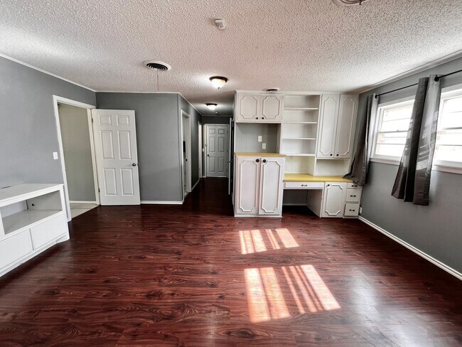 Building Photo - Amazing 4/2.5 in Prime Location! Minutes from Texas Tech and Hospitals!