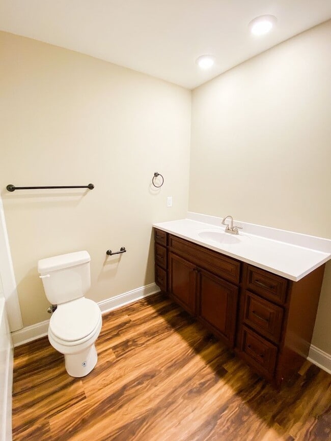 Building Photo - 102 Meadow Ln