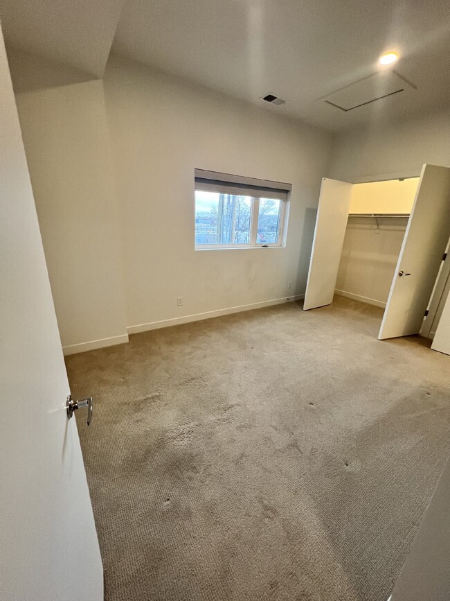 Building Photo - 2bed Condo Zero Deposit Program Available*