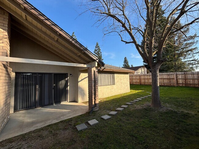 Building Photo - 5332-5332 Angelina Ave