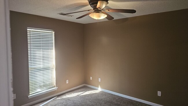 Building Photo - RENT ME!!!  MOVE IN SPECIAL OFFERED! PRICE...