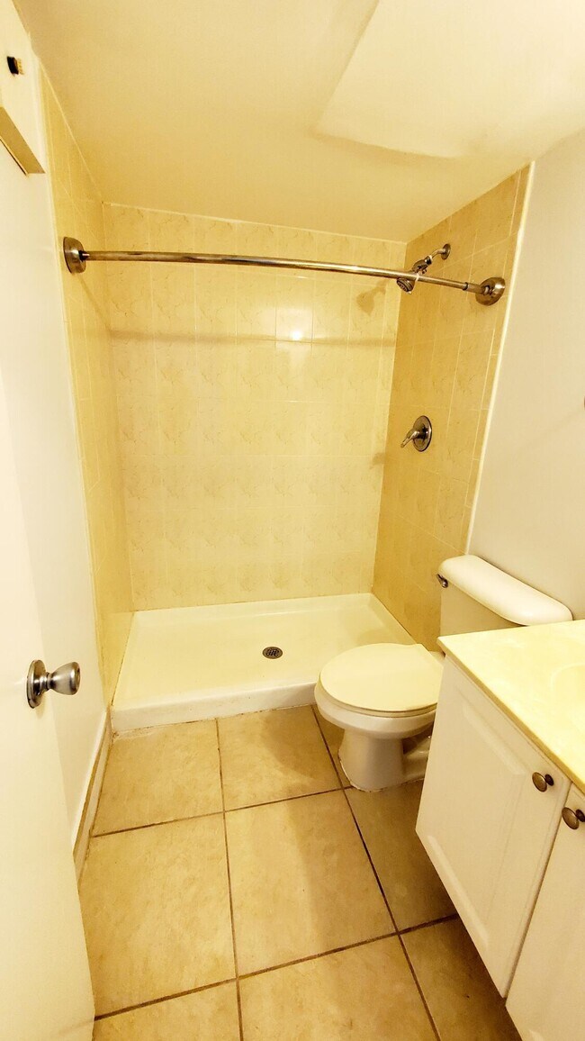 Building Photo - 721 N Pine Island Rd