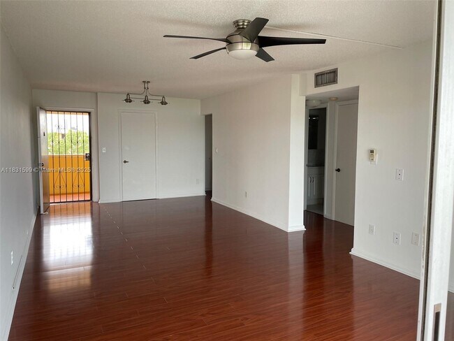 Building Photo - 9180 Fontainebleau Blvd