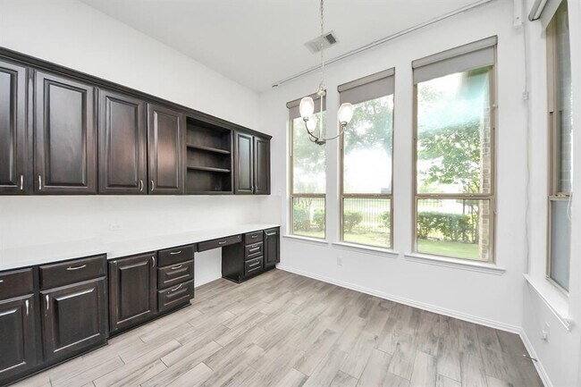 Building Photo - 10910 Wardrop Pl