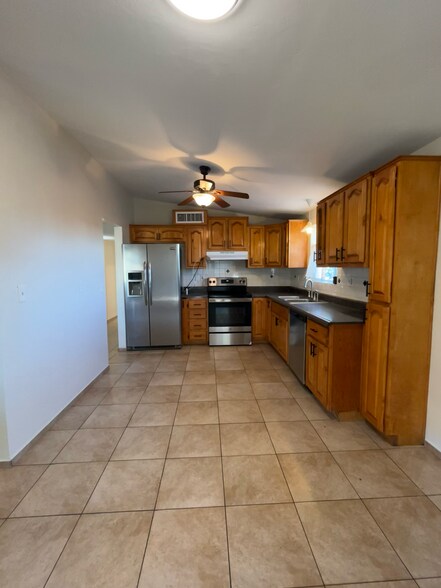 Kitchen - 8321 E Gettysburg Pl