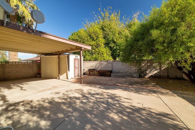 Building Photo - Large Trilevel home backing 60 with pool and close to ASU