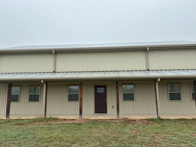 Building Photo - 5BR/3BA w/ Front Yard + Assigned Parking in Kingsbury, TX