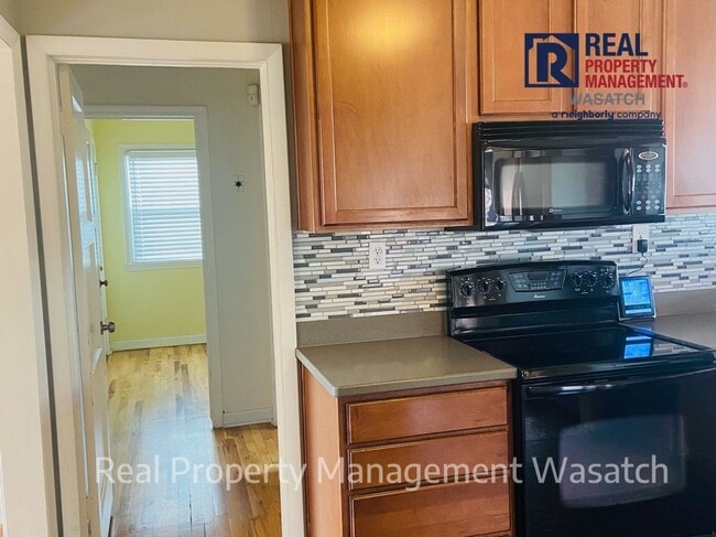 Building Photo - SUPER CUTE SINGLE FAMILY HOME IN MILLCREEK!!!
