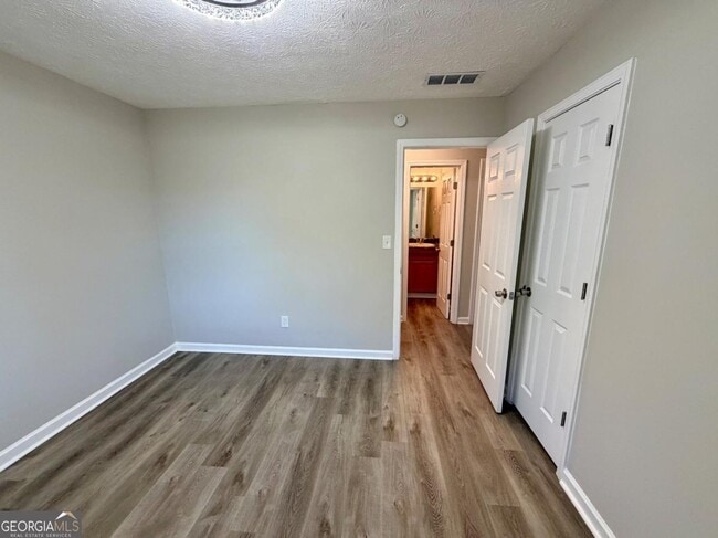 Building Photo - 285 Lakeshore Dr
