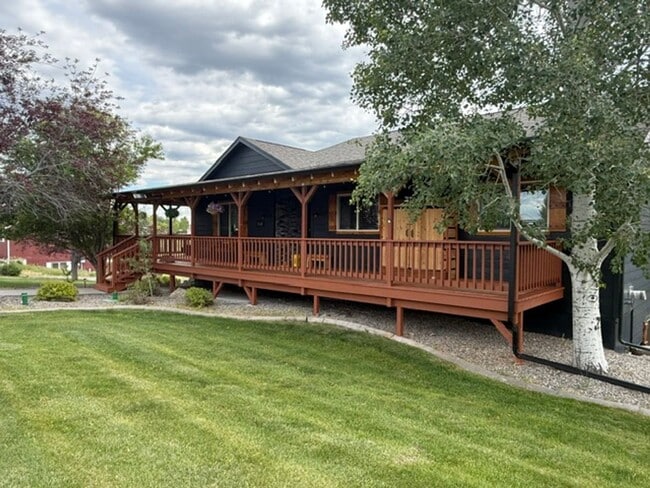 Building Photo - 4 Bedroom Home with Yard, Garage & Pet-Friendly Policy