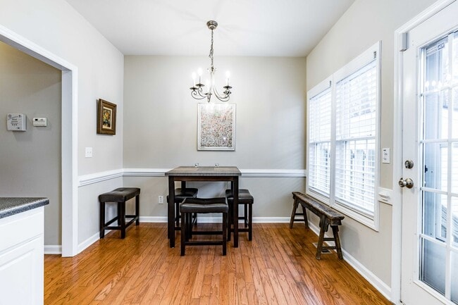 Building Photo - 2 Bedroom + Loft Townhome in Prime Raleigh...