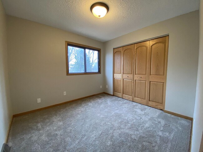 Building Photo - 4 Bedroom Townhome by Moorhead High School!