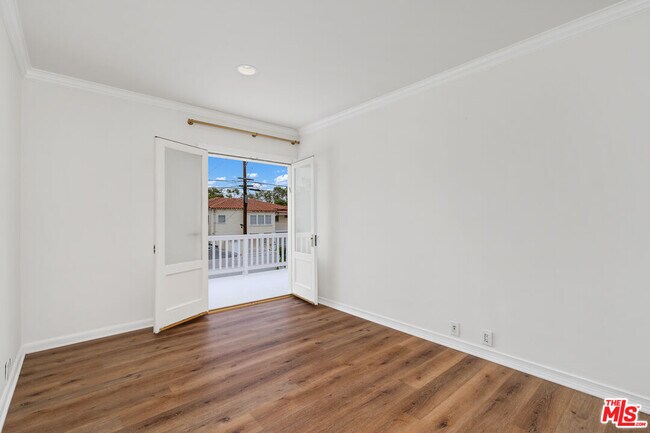 Building Photo - 234 S Roxbury Dr