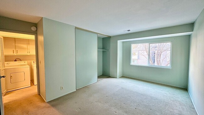 Building Photo - Incredibly Peaceful Apartment in an Urban Oasis in Emeryville!
