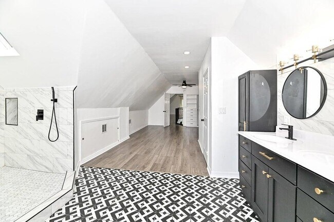 Building Photo - 118 W Reservoir Ave