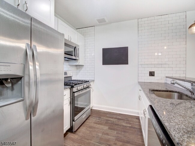 Building Photo - 90 Clinton Ave