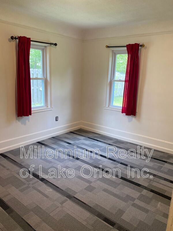 Building Photo - 325 E Sheffield Ave