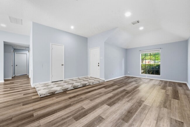 Building Photo - 2835 Twin Knolls Dr