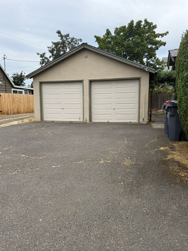 Building Photo - Very Large 1 Bedroom 1 Bathroom Home Available Now