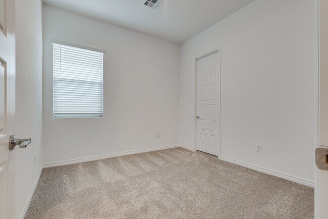 Building Photo - Single story in the exclusive master planned community of Heritage in Stonebridge!