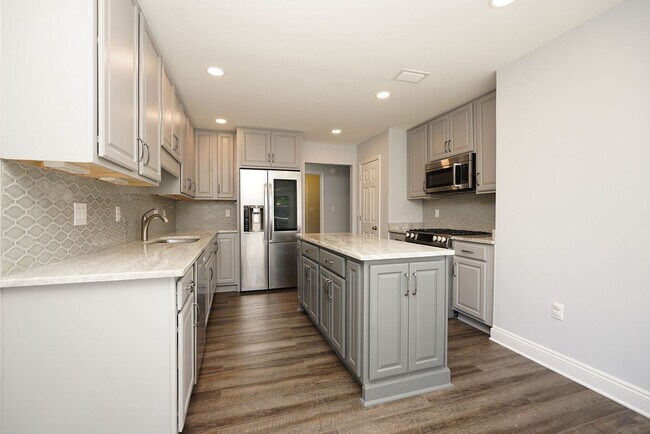 Building Photo - Spacious 5-Bedroom Home in Gated Parkwood ...