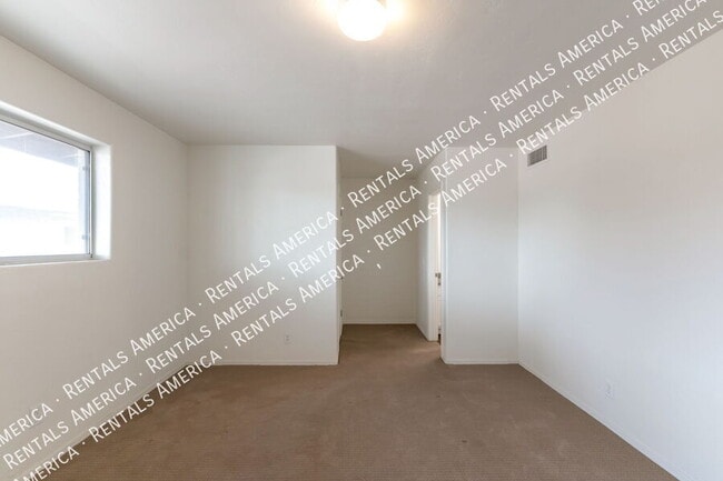 Building Photo - 935 N Venice Ave