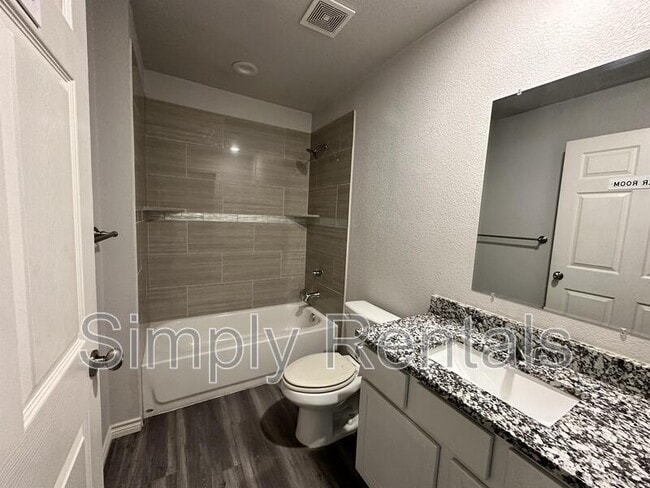 Building Photo - 1310 Sabine St