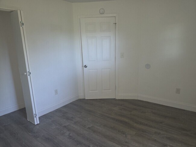 Building Photo - 1 Bedroom Available now!