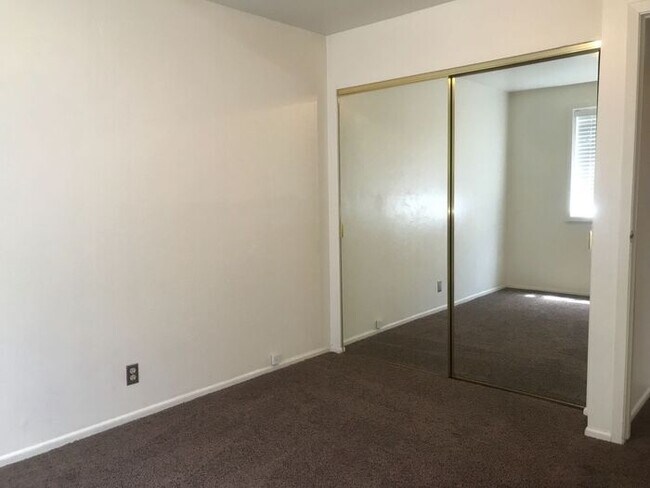 Building Photo - Beautiful Quailbrook 2 Bedroom!