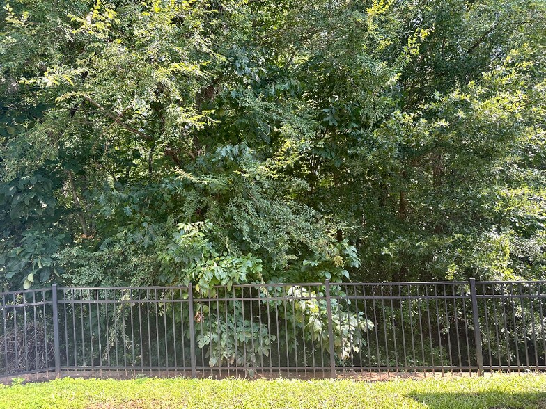 Building Photo - 2501 Silverthorn Dr