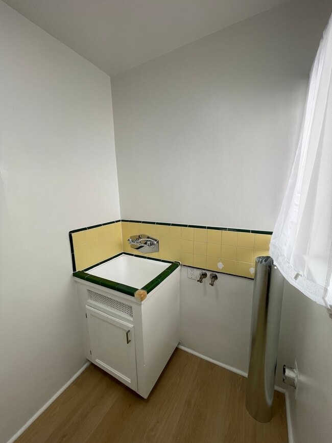 Building Photo - 1059-1059 S Genesee Ave