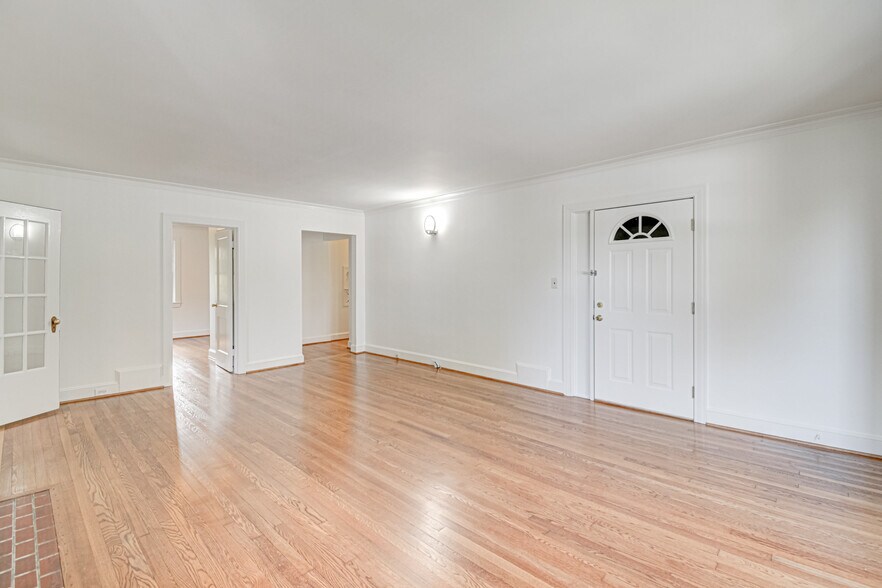 Building Photo - 1612 W 1st St