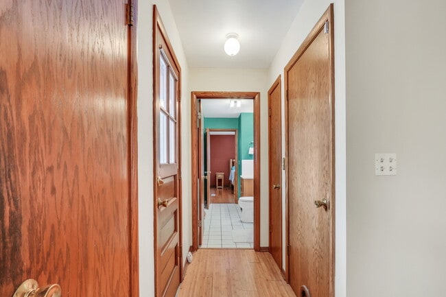 Building Photo - 826 Crestfield Ave